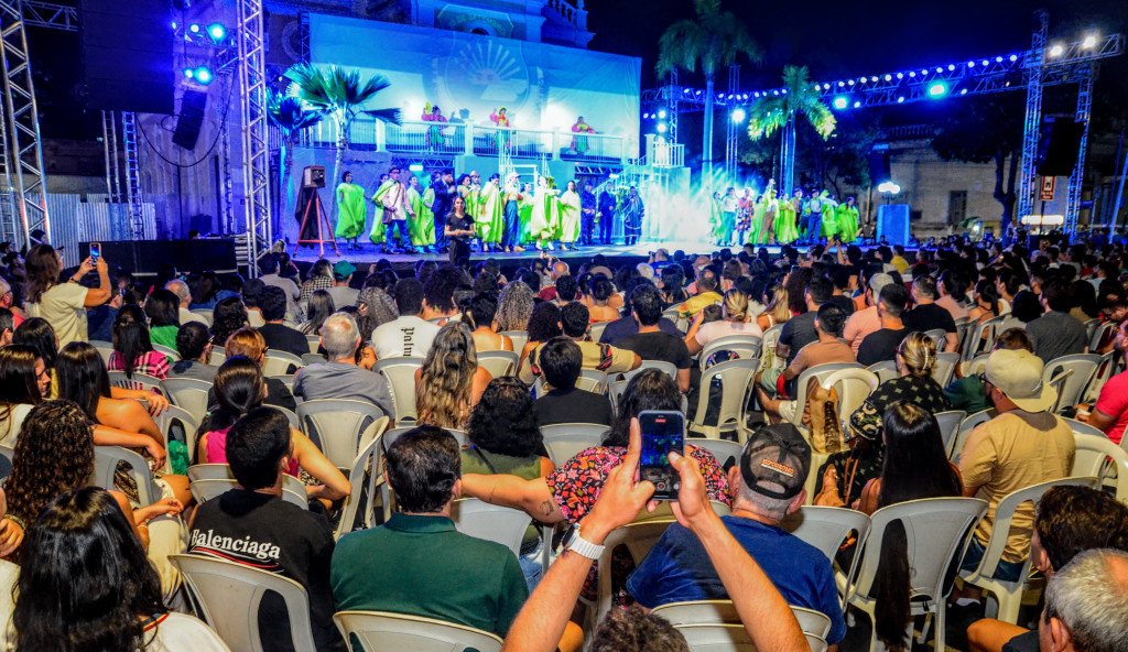 No momento, você está visualizando MOSSORÓ: “Chuva de Bala” encanta turistas e público fiel na Igreja de São Vicente
