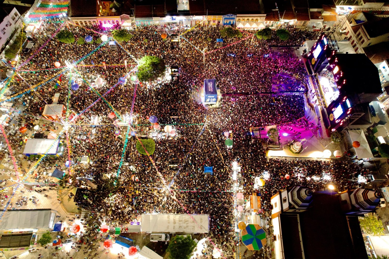 Leia mais sobre o artigo ASSÚ – Multidão de 40 mil pessoas marca a abertura do São João de Assú 2025