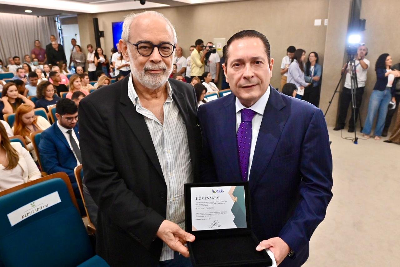 Leia mais sobre o artigo Presidente da ALRN é homenageado por contribuição à educação legislativa no Brasil