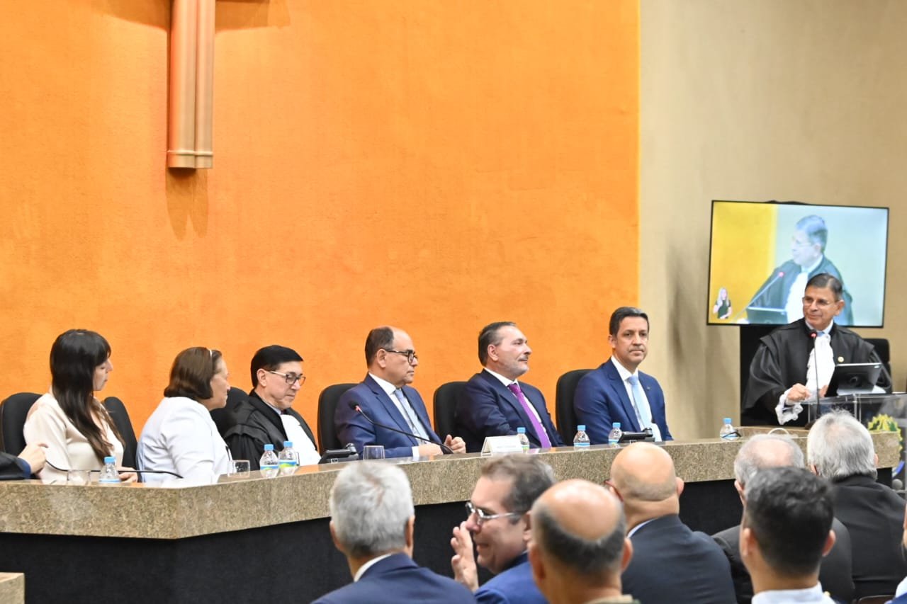 Leia mais sobre o artigo Ezequiel Ferreira prestigia posse do desembargador Walter Nunes no TRF5