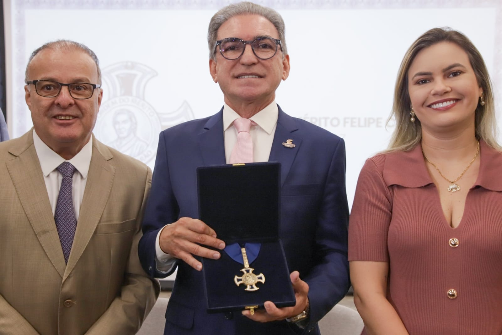 No momento, você está visualizando Marcelo Queiroz recebe Ordem do Mérito Felipe Camarão